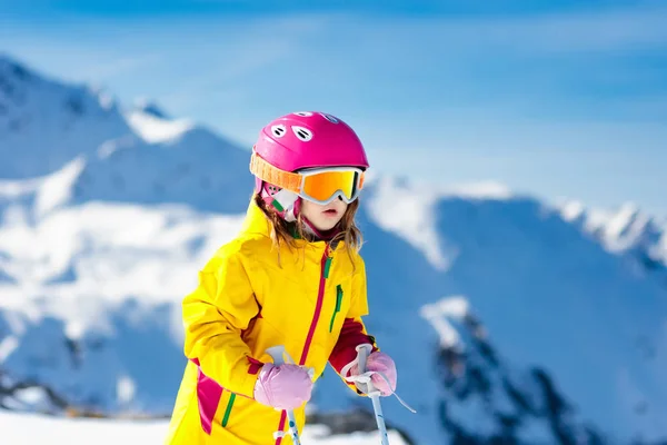 Esqui e neve divertido. Crianças a esquiar. Criança esporte de inverno . — Fotografia de Stock