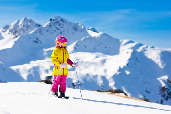 Lyžařská a snow fun. Děti lyžování. Dětské zimní sport. — Stock fotografie