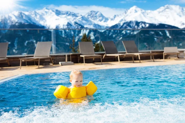 Enfant dans la piscine extérieure de la station alpine — Photo