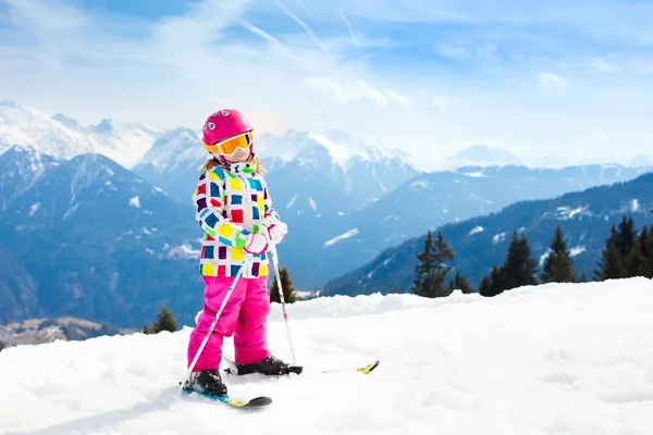 Sci e divertimento sulla neve. Bambini che sciano. Bambino sport invernali . — Foto Stock