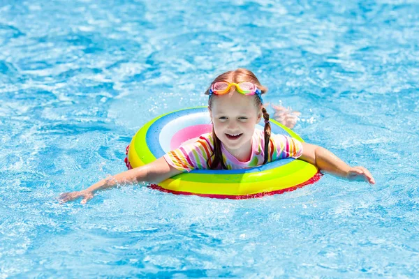 Kind in zwembad. Kinderen zwemmen. Water spelen. — Stockfoto