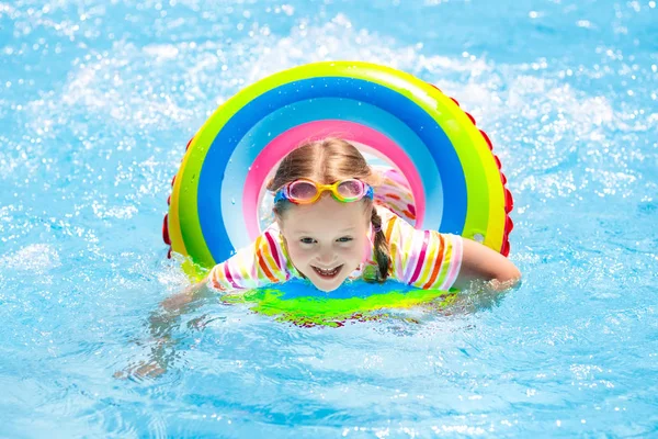 Barn i poolen. Barnen simma. Vatten spel. — Stockfoto