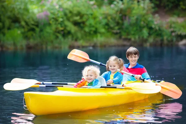 Barn på kajaken. Barnen på kanot. Sommar camping. — Stockfoto