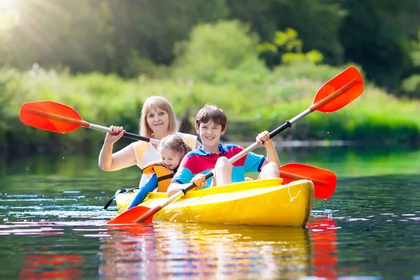 Criança em caiaque. Miúdos em canoa. Acampamento de verão . — Fotografia de Stock