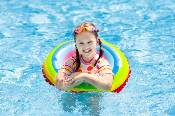 Niño en la piscina. Los niños nadan. Juego de agua . — Foto de Stock