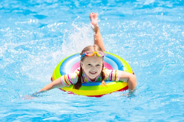 Παιδιά στην πισίνα. Τα παιδιά κολυμπούν. Νερό παιχνίδι. — Φωτογραφία Αρχείου