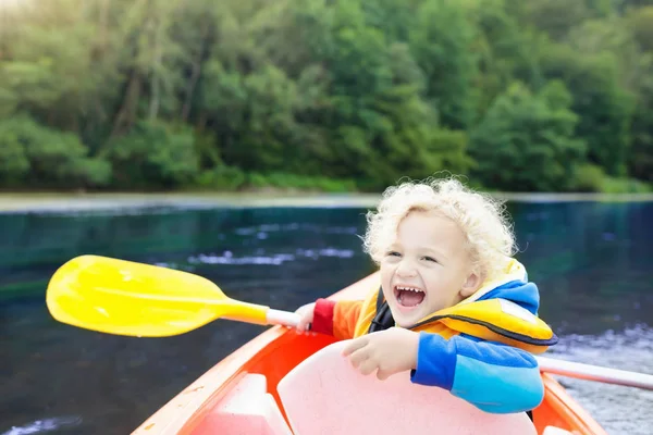 Criança em caiaque. Miúdos em canoa. Acampamento de verão . — Fotografia de Stock