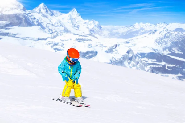 Deportes de nieve de invierno para niños. Los niños esquian. Esquí familiar . — Foto de Stock