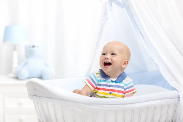 Bebê bebendo leite. Menino com garrafa de fórmula na cama — Fotografia de Stock