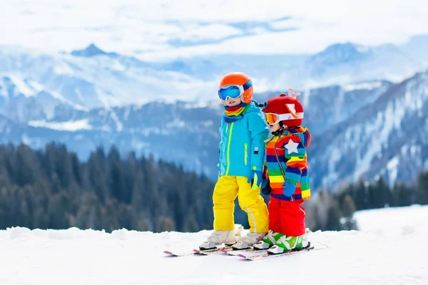 雪の冬のスポーツを子供たちには。子供をスキーします。家族スキー. — ストック写真