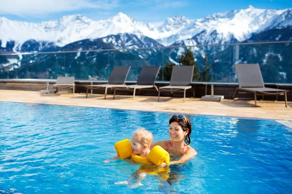 Famille dans la piscine extérieure de station thermale alpine — Photo