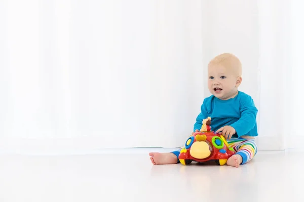 Мальчик играет с игрушкой — стоковое фото