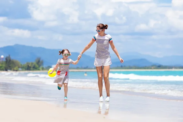 Mãe e criança na praia tropical. Férias — Fotografia de Stock