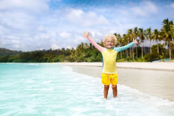 Kind op tropisch strand. Zee vakantie met kinderen. — Stockfoto