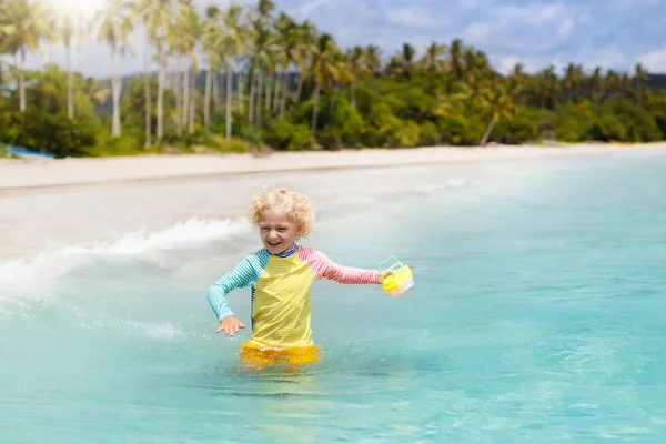 Çocuk tropik sahilde. Deniz tatil çocuklarla. — Stok fotoğraf