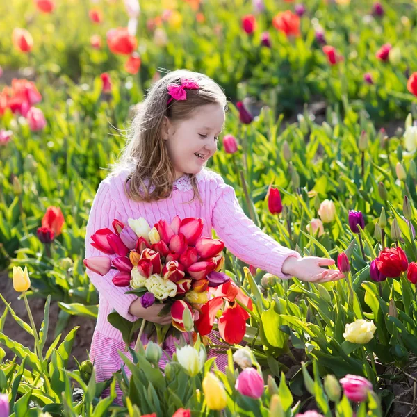 Petite fille dans le jardin de fleurs de tulipe — Photo