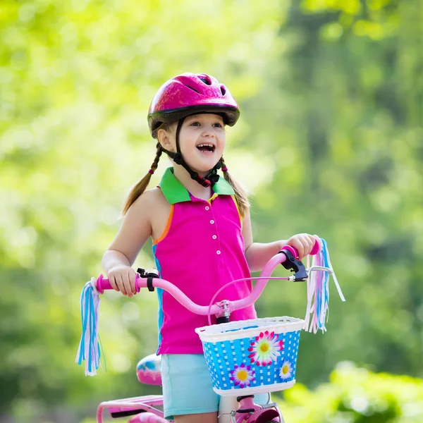 Bicicleta de criança. Miúdo de bicicleta . — Fotografia de Stock