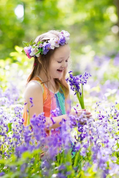 Kinderen in bluebell tuin — Stockfoto