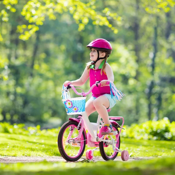 自転車に乗る子供。子供の自転車に. — ストック写真