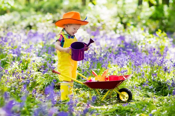 Niños en bluebell garden — Foto de Stock