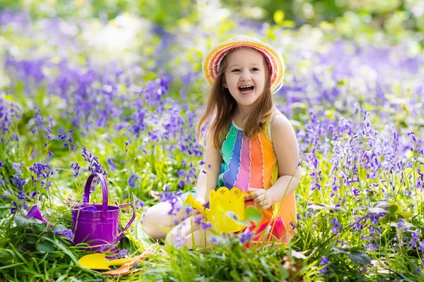 蓝铃花的花园里的孩子 — 图库照片