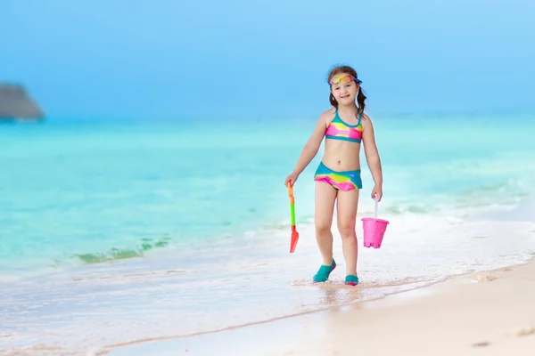 Los niños juegan en la playa tropical. Arena y agua juguete . — Foto de Stock