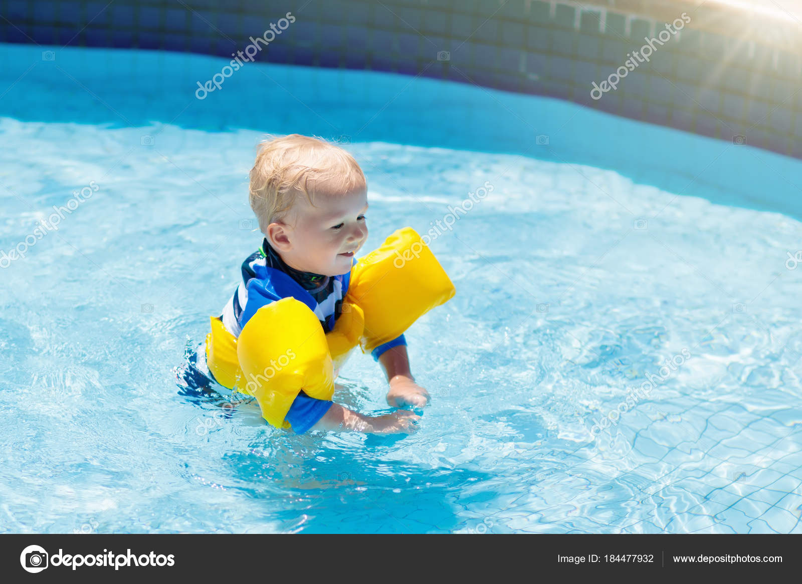 Bebe Avec Brassards Gonflables Dans La Piscine Image Libre De Droit Par Famveldman C Bebe Avec Brassards Gonflables Dans La Piscine Image Libre De Droit Par Famveldman C
