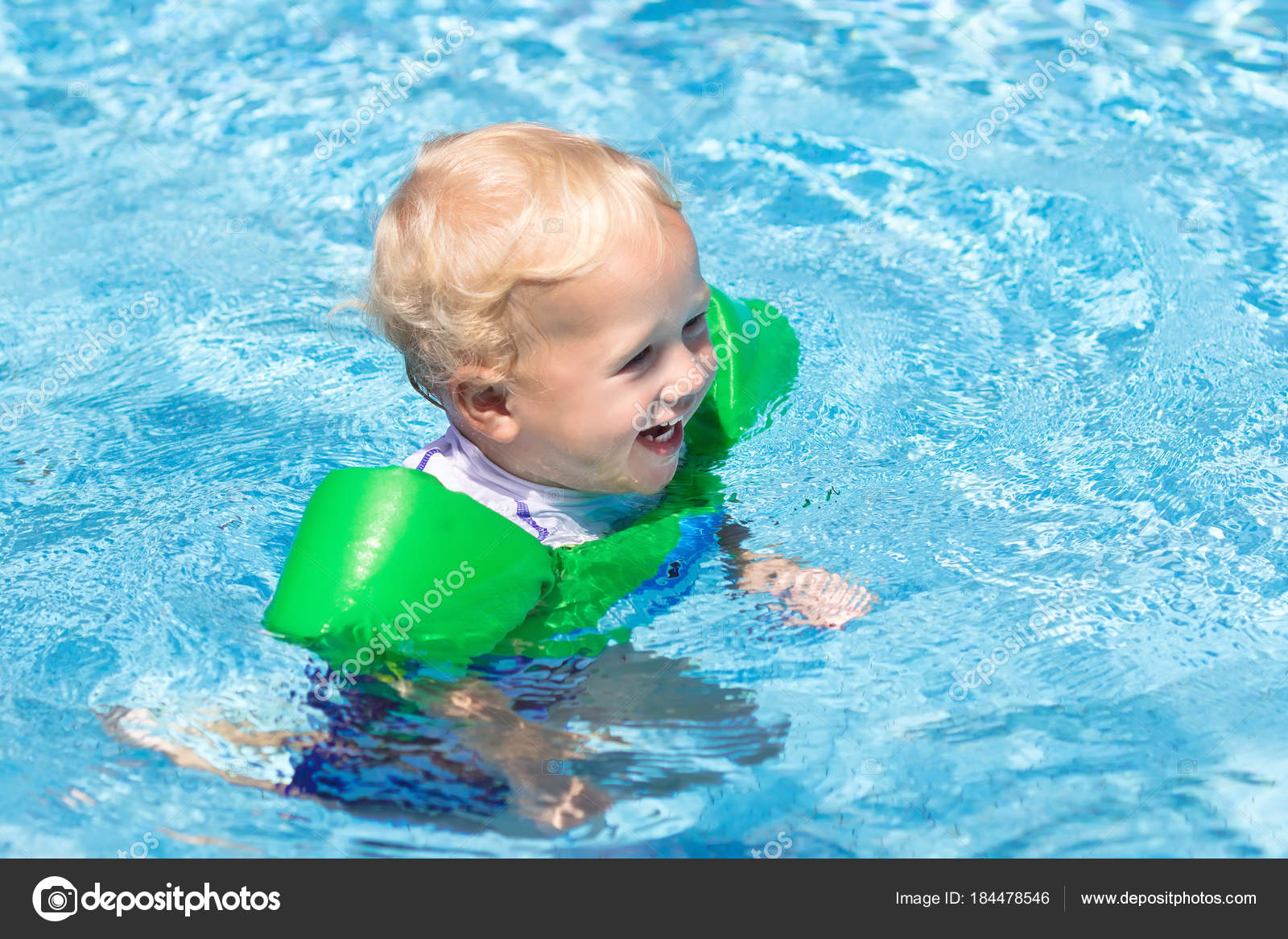 Bebe Avec Brassards Gonflables Dans La Piscine Image Libre De Droit Par Famveldman C Bebe Avec Brassards Gonflables Dans La Piscine Image Libre De Droit Par Famveldman C