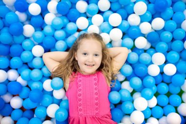 Çocuklar pit'e oynar. Top havuzunda oynayan çocuk