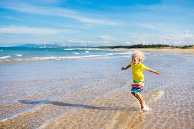 Çocuk tropik sahilde. Deniz tatil çocuklarla.