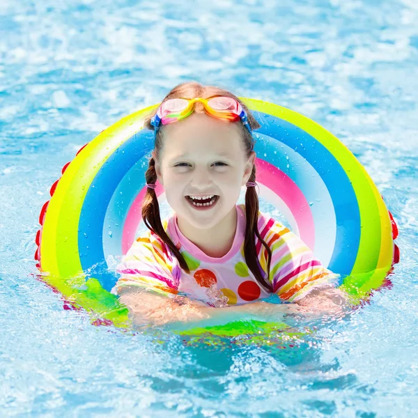 Barn i poolen. Barnen simma. Vatten spel. — Stockfoto