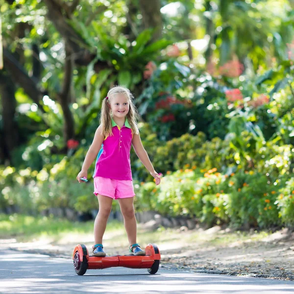 Niño en tabla flotante. Niños montan scooter . — Foto de Stock