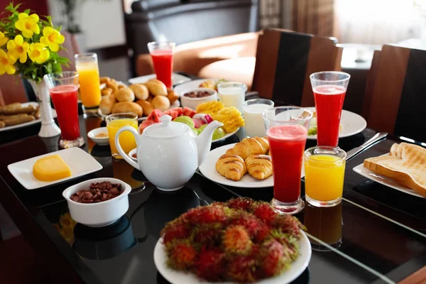 Здоровый семейный завтрак. Фрукты, хлеб, сок . — стоковое фото