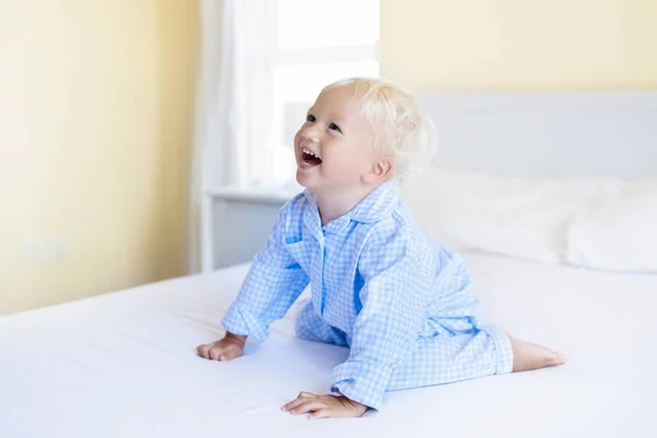 Barn i sängen. Barn i pyjamas. -Familjerum. — Stockfoto