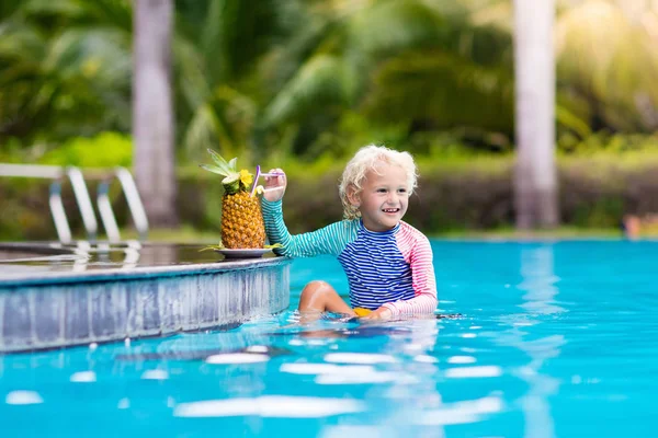 Beber jugo infantil en el bar de la piscina —  Fotos de Stock