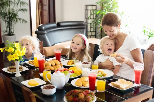 Pequeno-almoço familiar saudável para mãe e filhos . — Fotografia de Stock