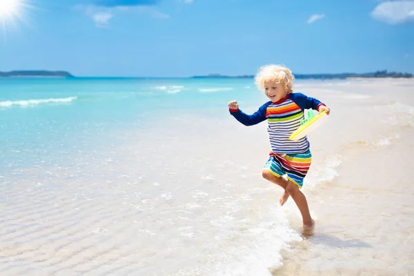 Criança na praia tropical. Férias no mar com crianças . — Fotografia de Stock