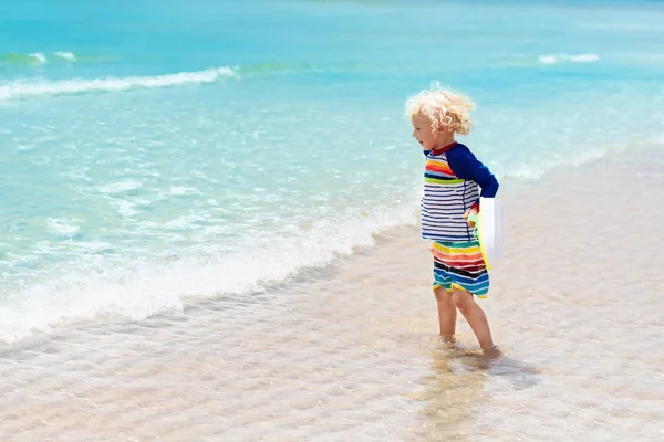 Bambino sulla spiaggia tropicale. Vacanze al mare con bambini . — Foto Stock