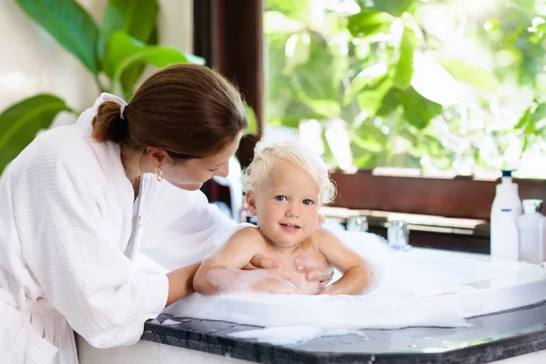 Mutter wäscht Baby in Schaumbad. Wasserspaß. — Stockfoto