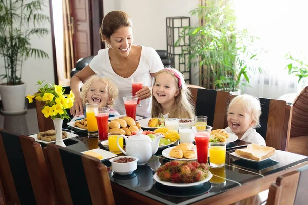 Desayuno familiar saludable para madre e hijos . —  Fotos de Stock