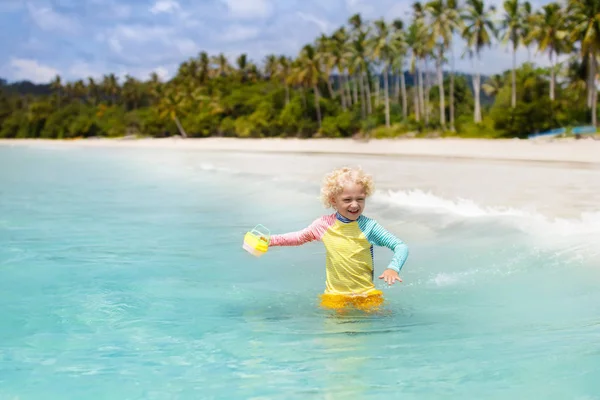 Niño en la playa tropical. Vacaciones en el mar con niños . — Foto de Stock