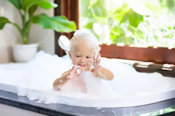 Kind im Schaumbad. Kinderbaden. Baby unter der Dusche. — Stockfoto