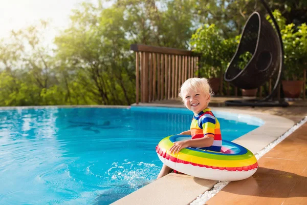 Dítě v bazénu. Děti plavat. Dětské letní zábava. — Stock fotografie