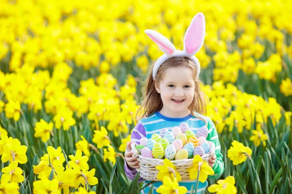 Kind met bunny oren op Easter egg hunt — Stockfoto