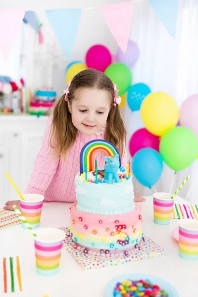 Fête d'anniversaire des enfants avec gâteau — Photo