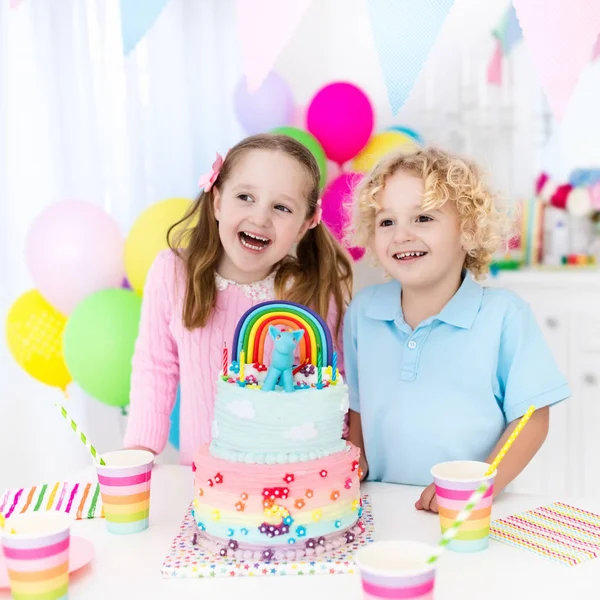 Kindergeburtstag mit Kuchen — Stockfoto