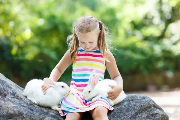 Kind met konijn. Paashaas. Kinderen en huisdieren. — Stockfoto