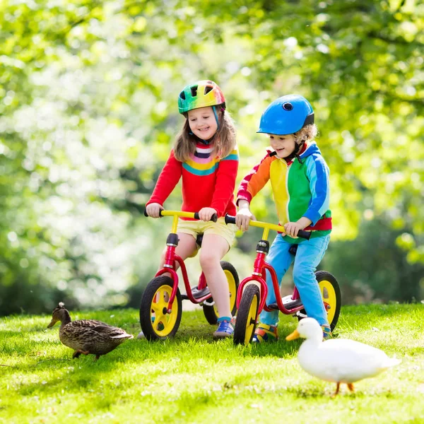 Kinder fahren Laufrad im Park — Stockfoto