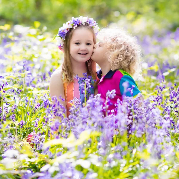 Дети с цветами колокольчика, садовые инструменты — стоковое фото