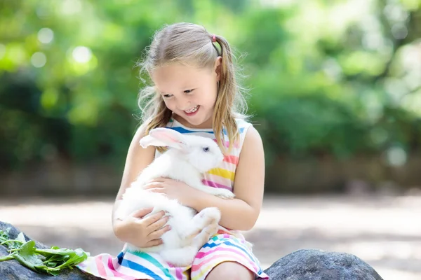 Niño con conejo. Conejito de Pascua. Niños y mascotas . — Foto de Stock